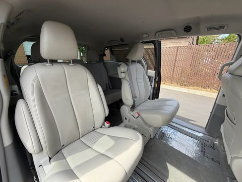 Used 2013 Toyota Sienna XLE FWD image 27
