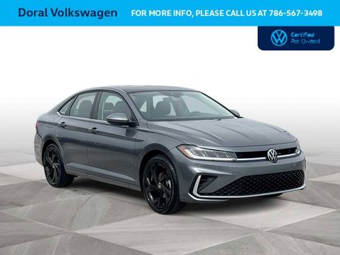 Used 2025 Volkswagen Jetta SE image 2