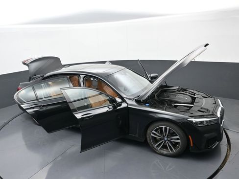 Used 2022 BMW 740i xDrive w/ M Sport Package image 38