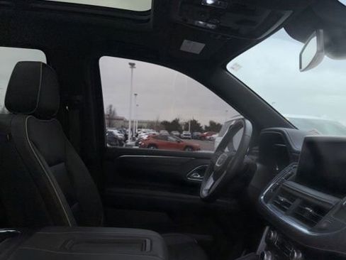 Used 2023 GMC Yukon SLT w/ SLT Premium Package image 6