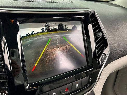 Used 2019 Jeep Cherokee Limited w/ Technology Group image 24