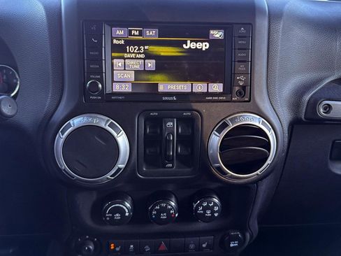 Used 2014 Jeep Wrangler Unlimited Rubicon image 25