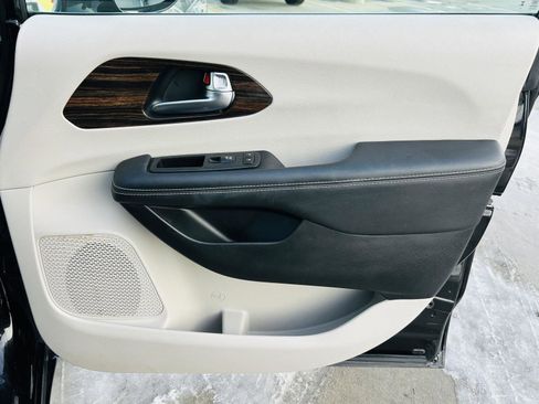 Used 2024 Chrysler Pacifica Limited image 35