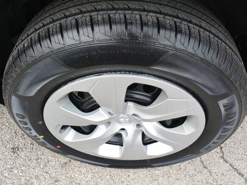 Used 2022 Toyota RAV4 LE AWD/4WD image 21
