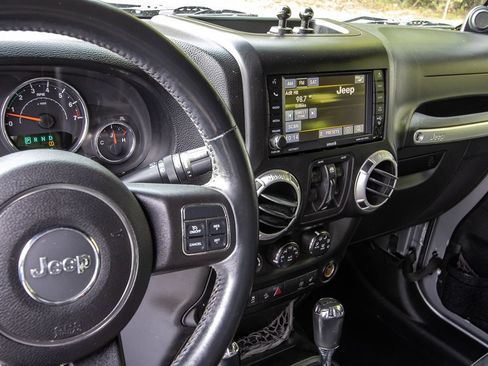 Used 2013 Jeep Wrangler Unlimited Rubicon w/ Connectivity Group AWD/4WD image 12