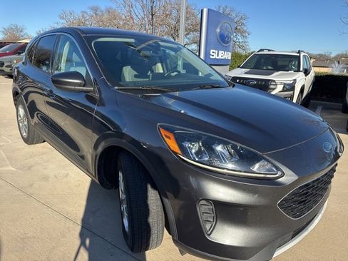 Used 2020 Ford Escape SE image 1