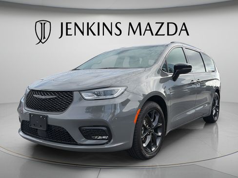 Used 2025 Chrysler Pacifica Limited FWD image 3