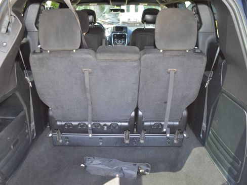 Used 2016 Dodge Grand Caravan SXT w/ UConnect Hands-Free Group FWD image 19