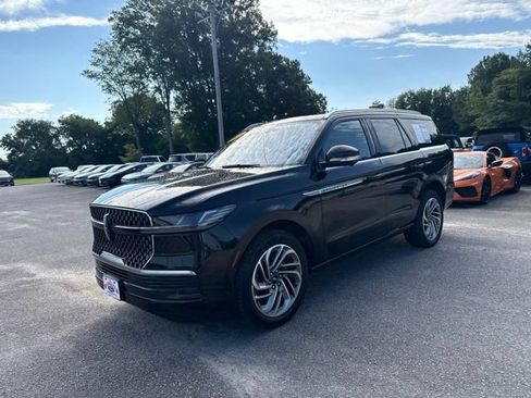 Used 2025 Lincoln Navigator Reserve AWD/4WD image 6