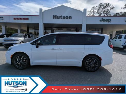 New 2026 Chrysler Pacifica Select image 1