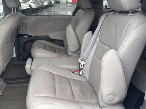 Used 2017 Toyota Sienna XLE w/ XLE Navigation Package image 11