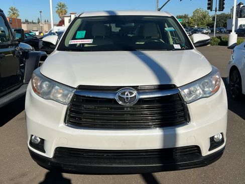Used 2014 Toyota Highlander Plus FWD image 2