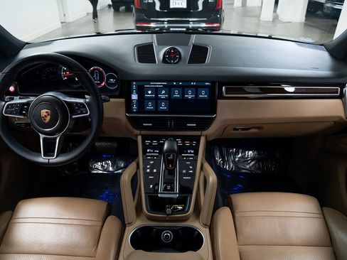 Used 2020 Porsche Cayenne image 9