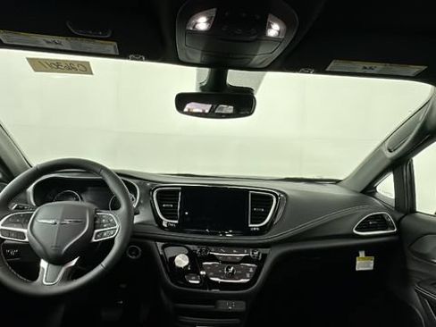 New 2026 Chrysler Pacifica Select FWD image 18