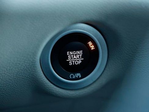 Used 2022 Chrysler Voyager LX image 34