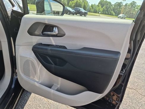 Used 2024 Chrysler Pacifica Touring-L FWD image 33
