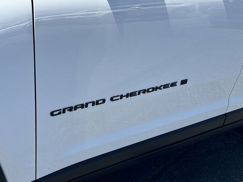 Used 2024 Jeep Grand Cherokee Limited w/ Black Appearance Package AWD/4WD image 14