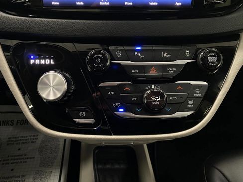 Used 2024 Chrysler Pacifica Touring-L image 24