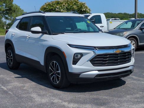 Used 2026 Chevrolet TrailBlazer LT w/ LT Cold Weather Package FWD image 2