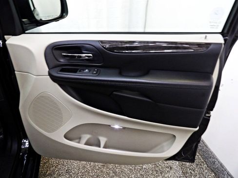 Used 2018 Dodge Grand Caravan SE w/ UConnect Hands-Free Group FWD image 11