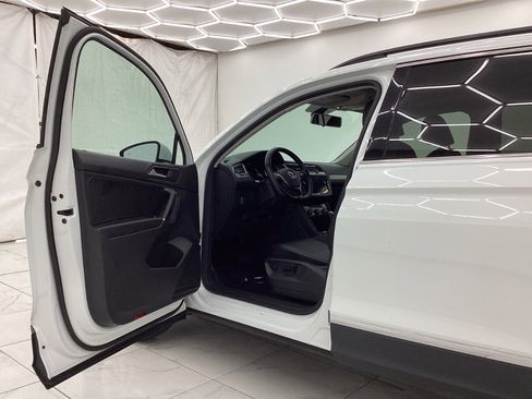 Used 2018 Volkswagen Tiguan SE AWD/4WD image 16