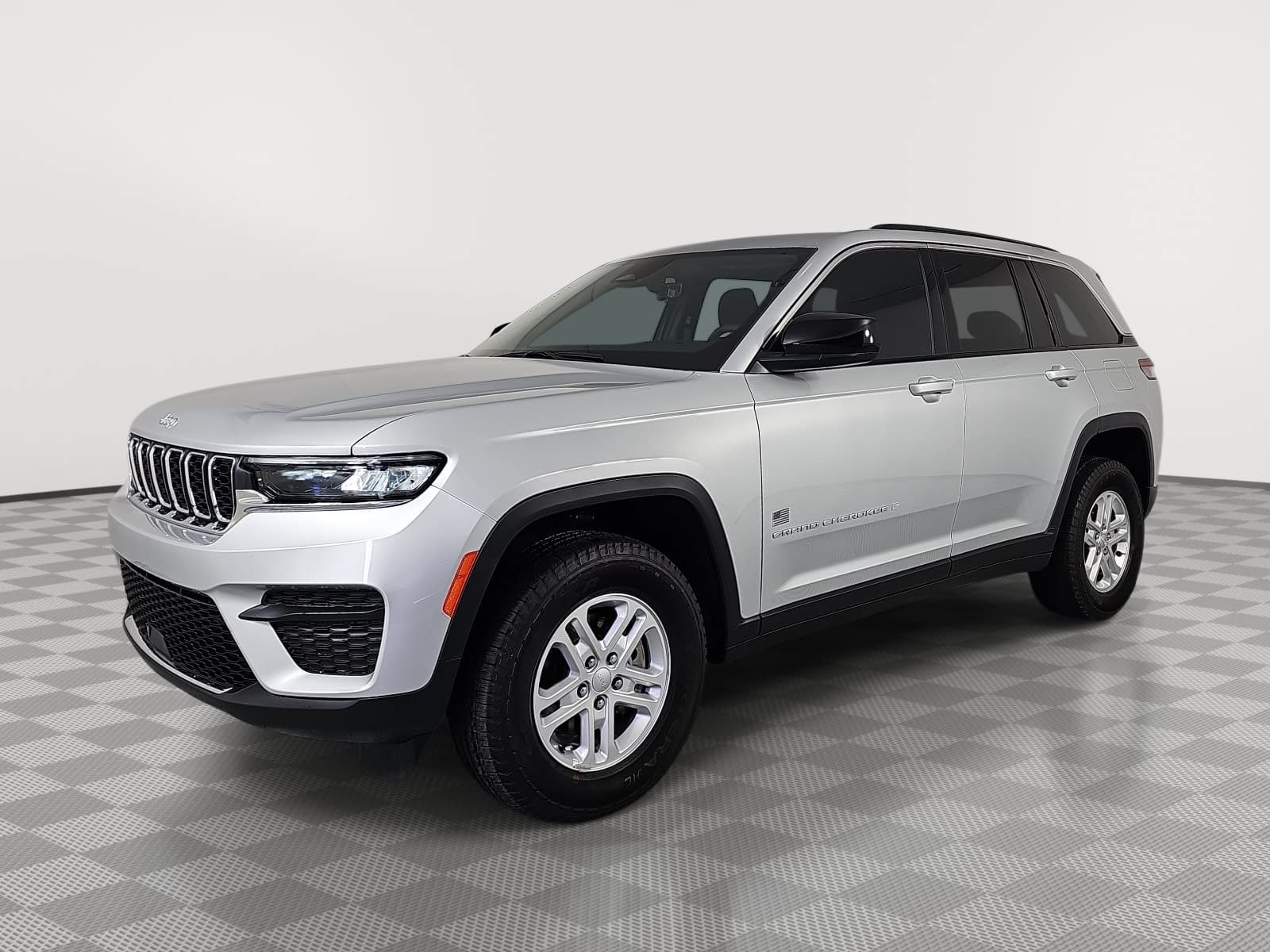 Used 2025 Jeep Grand Cherokee Laredo RWD image 4
