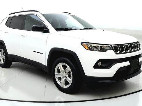 Used 2023 Jeep Compass Latitude w/ Convenience Group AWD/4WD image 1