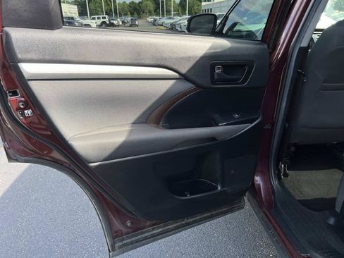 Used 2019 Toyota Highlander LE FWD image 9