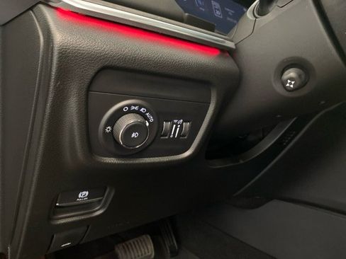 Used 2025 Jeep Grand Cherokee Overland w/ Luxury Tech Group IV AWD/4WD image 17