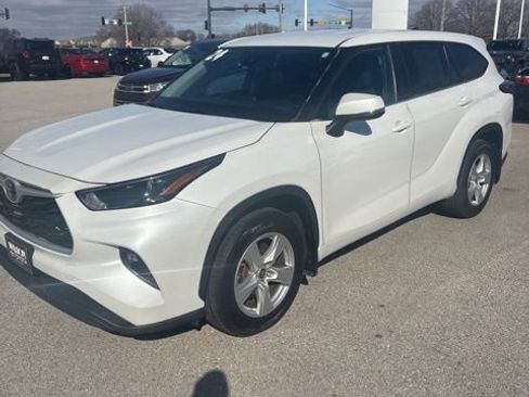 Used 2024 Toyota Highlander LE image 1