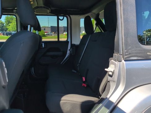 Used 2019 Jeep Wrangler Unlimited Sahara AWD/4WD image 32