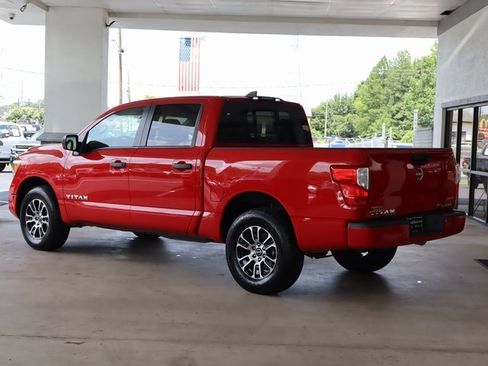 Used 2023 Nissan Titan SV image 3