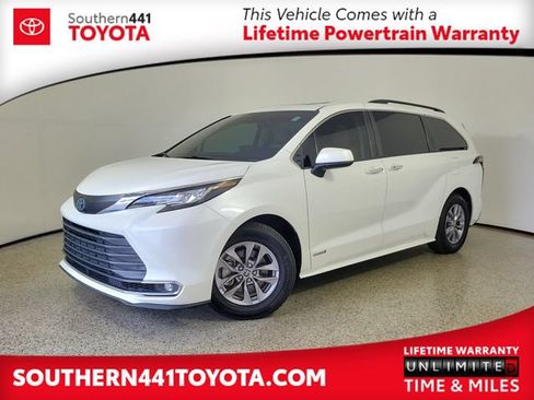 Used 2021 Toyota Sienna XLE FWD image 1