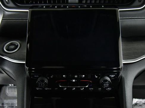 Used 2023 Jeep Grand Cherokee L Limited w/ Luxury Tech Group II image 4