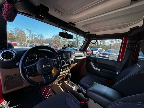 Used 2014 Jeep Wrangler Unlimited Sahara image 28