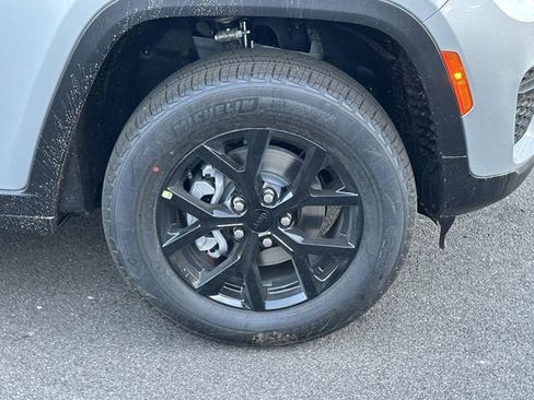 New 2025 Jeep Grand Cherokee Altitude image 12