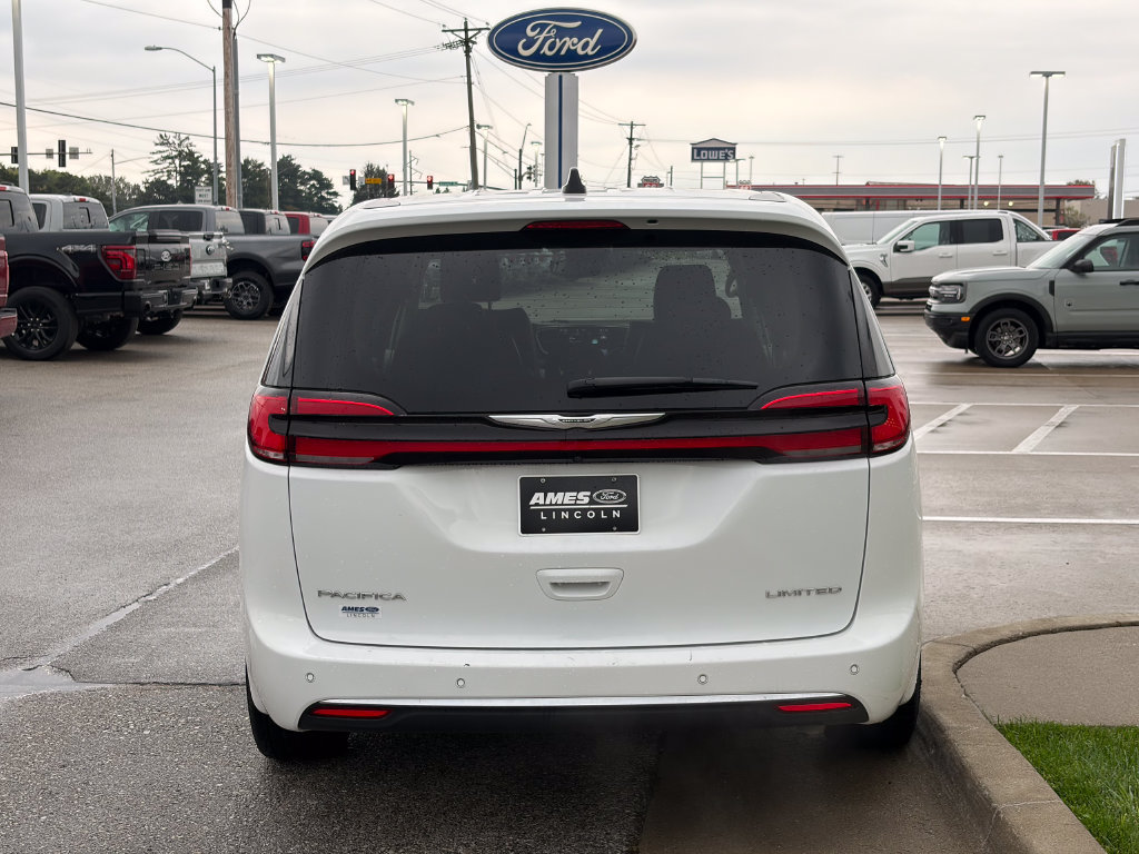 Used 2024 Chrysler Pacifica Limited FWD image 5