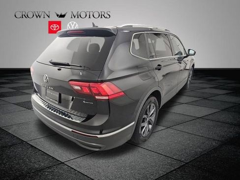 Used 2023 Volkswagen Tiguan SE w/ Panoramic Sunroof Package image 6