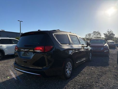 Used 2017 Chrysler Pacifica Touring-L w/ 13 Speaker Alpine Sound Group FWD image 5