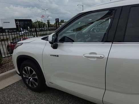 Used 2020 Toyota Highlander XLE AWD/4WD image 2