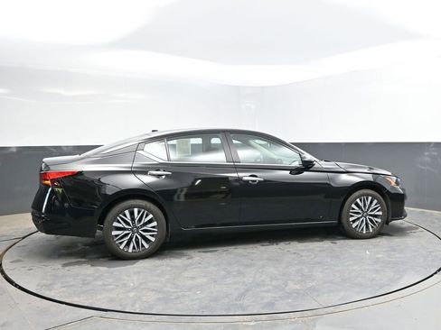 Used 2025 Nissan Altima 2.5 SV FWD image 10