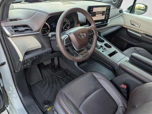 Used 2023 Toyota Sienna Platinum image 10