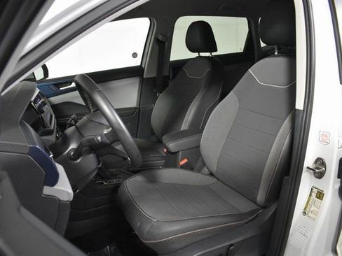 Used 2024 Volkswagen Taos SE image 9