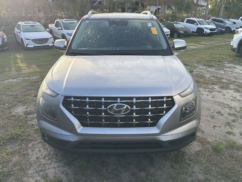 Used 2024 Hyundai Venue SEL image 2