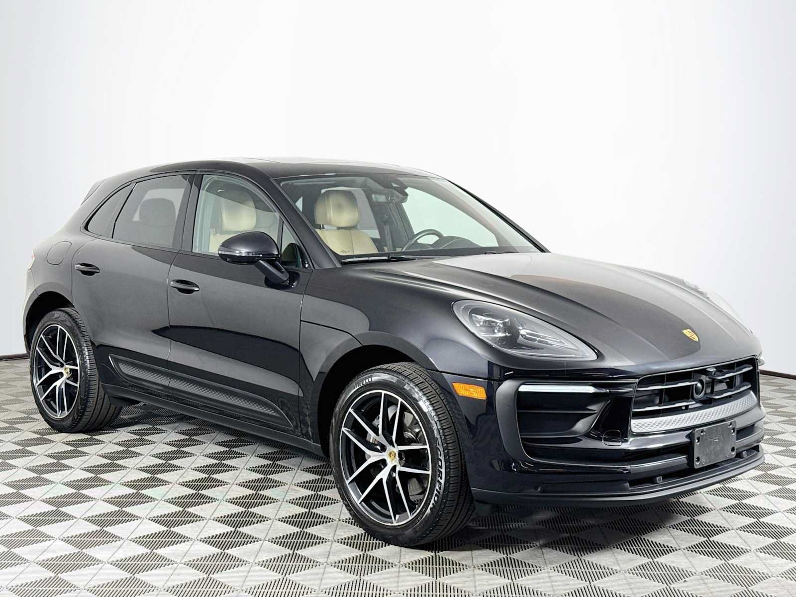 Used 2022 Porsche Macan AWD/4WD image 3