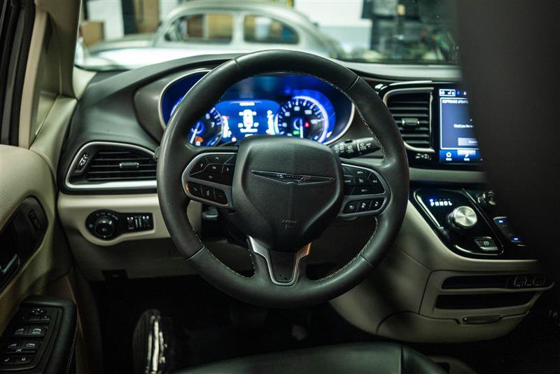 Used 2023 Chrysler Pacifica Touring-L FWD image 15