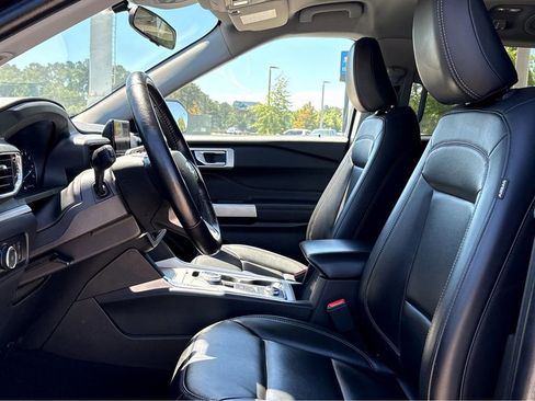 Used 2023 Ford Explorer XLT w/ Equipment Group 202A AWD/4WD image 17