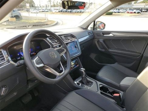 Used 2023 Volkswagen Tiguan SE w/ Panoramic Sunroof Package image 18