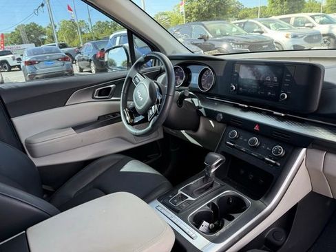 Used 2023 Kia Carnival LX image 14