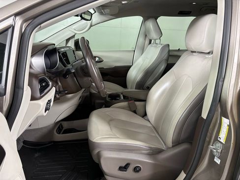 Used 2018 Chrysler Pacifica Touring-L w/ Premium Audio Group image 16